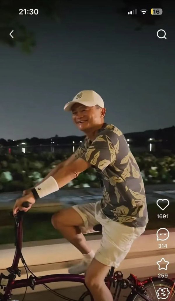 首选配资炒股网 马云夜骑西湖被网友偶遇，同款自行车卖1.85万元